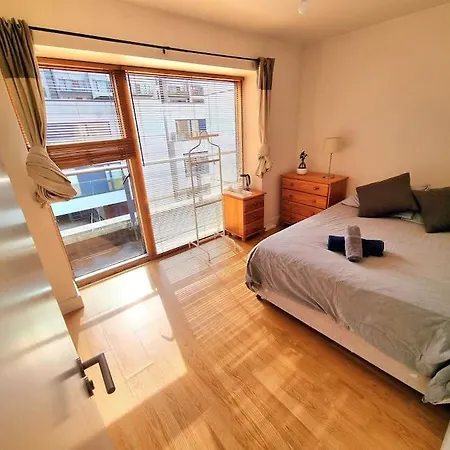 Modern Flat At Grand Canal Sq * Dublin