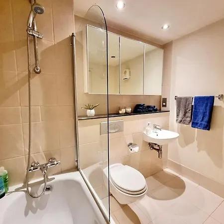 Modern Flat At Grand Canal Sq * Dublin